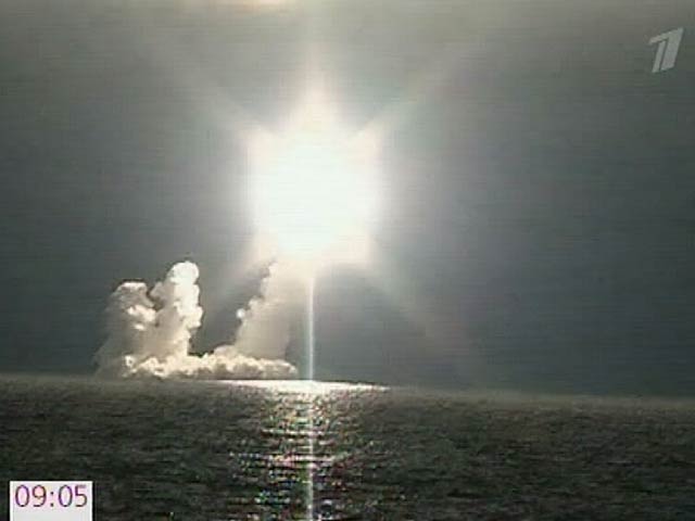 Новейший атомный подводный крейсер стратегического назначения "Юрий Долгорукий" в пятницу произвел очередной удачный испытательный пуск межконтинентальной баллистической ракеты (МБР) "Булава"