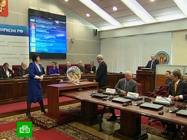 ЦИК РФ провел в пятницу жеребьевку по распределению мест в избирательном бюллетене на декабрьских выборах в Госдуму