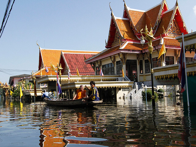 Вода в столице Таиланда Бангкоке начала затапливать центральные районы мегаполиса