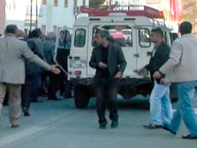 Террорист-смертник совершил в субботу теракт в городе Бингель на юго-востоке Турции, погиб по меньшей мере один человек, сообщают местные СМИ со ссылкой на источники в МВД