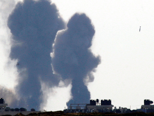 Самолеты ВВС Израиля нанесли в субботу ракетный удар по тренировочному лагерю радикальной палестинской группировки "Исламский джихад" в городе Рафах на юге сектора Газа