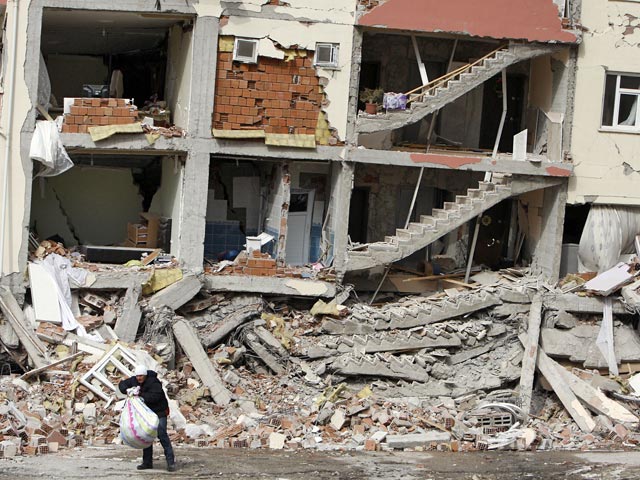 Число жертв землетрясения в провинции Ван на юго-востоке Турции по состоянию на субботу составило 582 человека, ранены 4152 человека, сообщает агентство Anadolu со ссылкой на кризисный центр департамента по чрезвычайным ситуациям