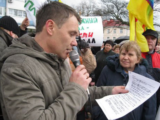 Лидер отделения партии "Яблоко" в Туапсе Евгений Витишко задержан в ходе акции экозащитников, которые требовали остановить работу химического терминала