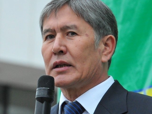 Действующий премьер-министр Киргизии Алмазбек Атамбаев набрал в ходе состоявшихся в Киргизии 30 октября президентских выборов необходимое для победы в первом туре количество голосов