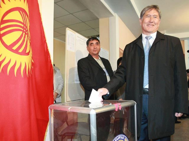 На президентских выборах в Киргизии уверенно лидирует действующий премьер-министр страны Алмазбек Атамбаев. По результатам обработки 95% протоколов он набрал более 62% голосов