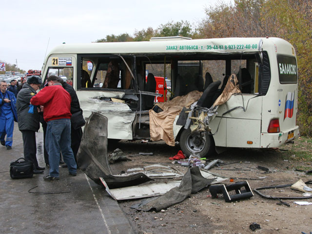 Следственные органы Саратова ищут виновных в гибели двух школьниц во время аварии с участием школьного автобуса и трех машин