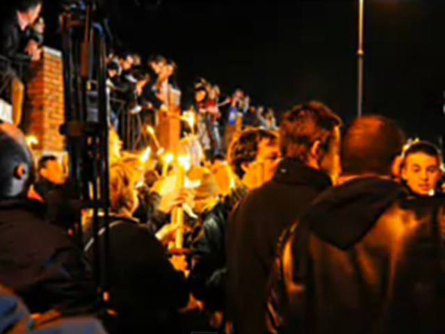 Жертвы насилия со стороны католических священников-педофилов устроили пикет минувшей ночью на набережной Тибра, в непосредственной близости от стен Ватикана