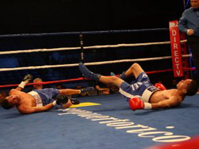 Пуэрториканские боксеры отправили друг друга в обоюдный нокдаун