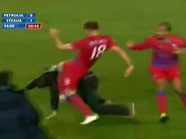 В Румынии футбольный матч отменили из-за драки игроков с фанатами