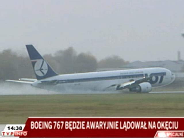 В аэропорту Варшавы приземлился самолет без шасси: очевидцы заметили дым и искры