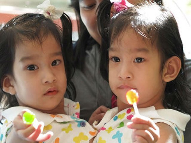 В детской клинике при знаменитом Станфордском университете (штат Калифорния) проведена сложная и опасная операция по разделению двухлетних сестер, родившихся на Филиппинах сиамскими близнецами