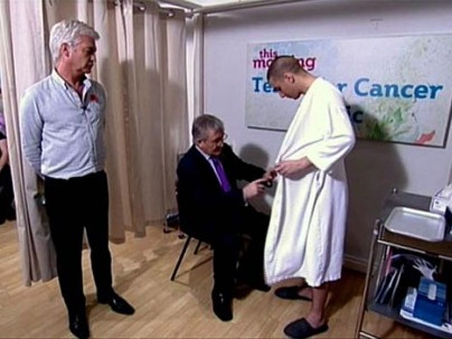 Британский телеканал протестировал голого парня на рак яичек в прямом эфире