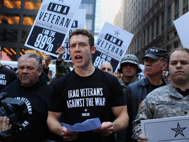 Американские ветераны проявили солидарность с участниками движения "Оккупируй Уолл-стрит", второй месяц выражающими недовольство финансовой системой США