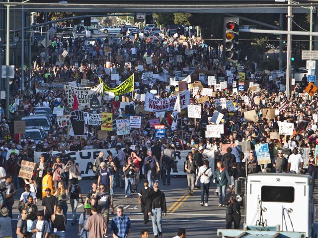 Участники акции протеста в американском городе Окленд в штате Калифорния нарушили работу местного морского порта