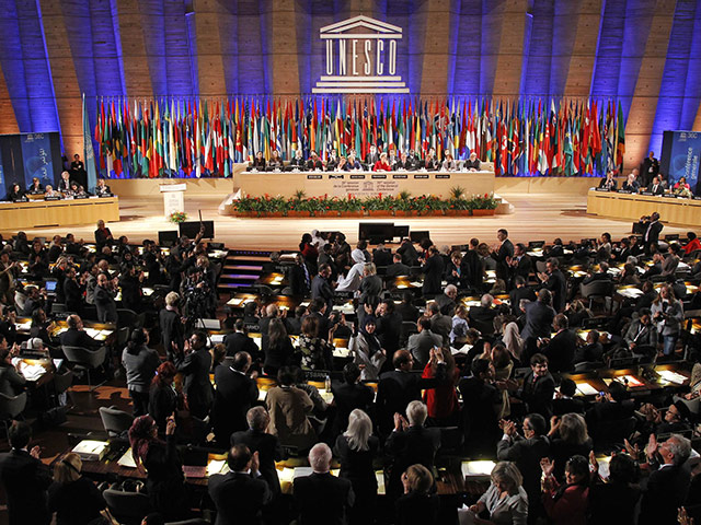 На Генеральной конференции ЮНЕСКО заявку палестинцев поддержали 107 государств. Против голосовали 14, в том числе США и Израиль