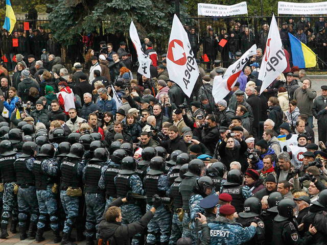 С самого утра под окнами Верховной Рады Украины проходит митинг чернобыльцев против отмены льгот