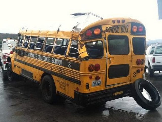 В американском штате Кентукки автобус со школьниками перевернулся в результате столкновения с грузовиком