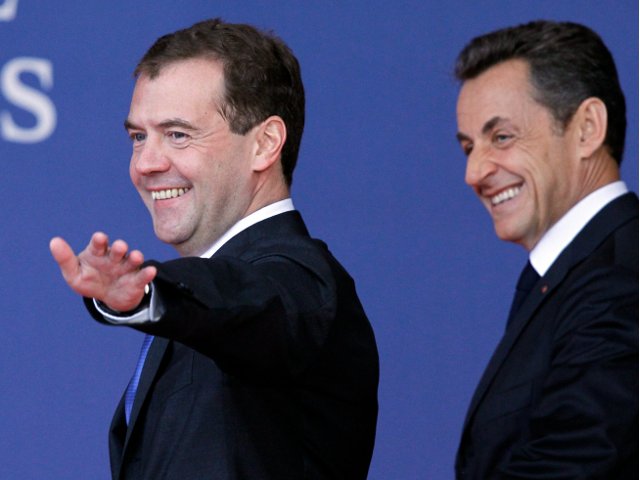 Президент России Дмитрий Медведев подарил французскому коллеге Николя Саркози и его супруге Карле Бруни, у которых 19 октября родилась дочь Джулия, федоскинскую шкатулку, расписанную по сюжету сказки "Садко"