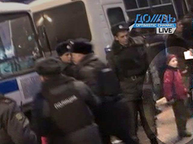 Несовершеннолетняя Виктория Кузнецова, задержанная 1 ноября с шестилетним мальчиком на Триумфальной площади, пожаловалась на действия полиции в прокуратуру Москвы