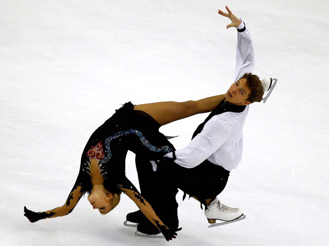 Вице-чемпионы Европы-2011 россияне Екатерина Боброва и Дмитрий Соловьев одержали уверенную победу в соревнованиях танцоров на третьем этап Гран-при по фигурному катанию в Шанхае, набрав в сумме за короткую и произвольную программу 163,52 балла