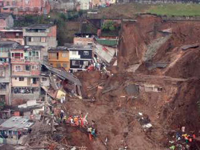 Не менее четырнадцати человек погибли и десятки пропали без вести в результате оползня в центральной Колумбии