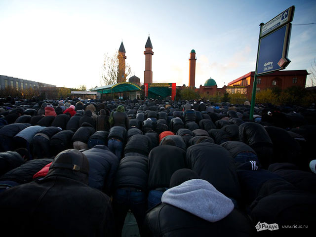 Перекрыто либо затруднено движение у соборных мечетей в Москве и Петербурге, куда десятки тысяч верующих пришли помолиться на главный мусульманский праздник Курбан-байрам