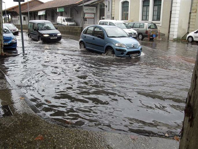 Сотни людей эвакуированы в ряде районов на юге Франции из-за угрозы наводнения после проливных дождей и гроз, жертвой стихии уже стал один человек