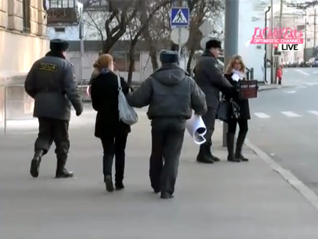 Через некоторое время к ним подошли двое полицейских. Двух участниц пикета - Анну Бусыгину с телеканала "Дождь" и Лолиту Груздеву с "Коммерсант.фм" - забрали в ОВД Тверское
