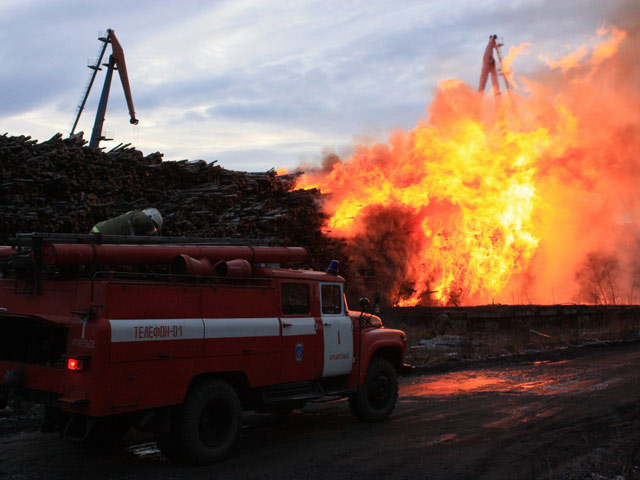 В порту Архангельска пылает крупный пожар, там загорелся склад с лесом