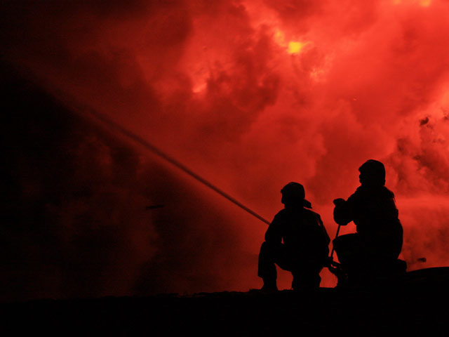 Крупный пожар, возникший на территории речного порта в Архангельске локализован, угрозы распространения огня на жилые дома нет