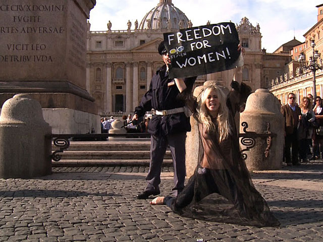 В Ватикане схватили украинок, оголившихся на акции "Молот ведьм" 