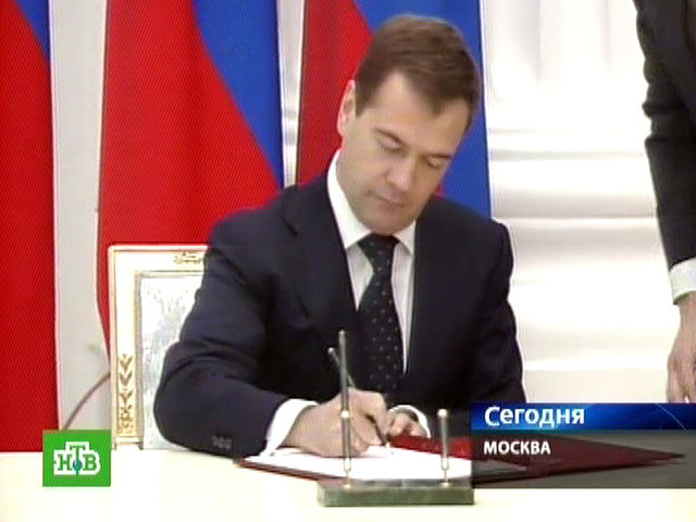 Президент России Дмитрий Медведев подписал закон "О денежном довольствии военнослужащих и предоставлении им отдельных выплат", который предусматривает серьезное увеличение денежных выплат военнослужащим