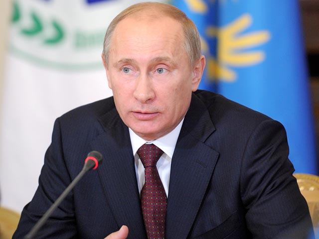 Премьер-министр РФ Владимир Путин отмечает непоследовательность действий мировых держав, которые изначально поддерживали правительственные режимы в Северной Африке, а затем оказали содействие революциям, которые эти режимы свергали