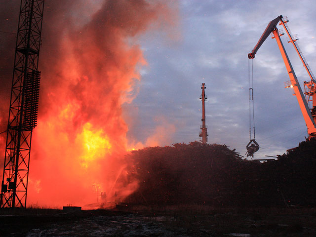 Пожар на складе лесоматериалов на территории речного порта в Архангельске, бушевавший с воскресенья, ликвидирован