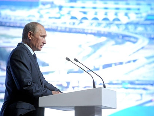 "Строить будем по новым стандартам, с современными развязками, с увеличением пропускной способности", - сказал Путин