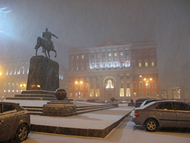 Дождь и мокрый снег, которые обрушились на Москву во вторник и в некоторых районах столицы не прекращается уже несколько часов