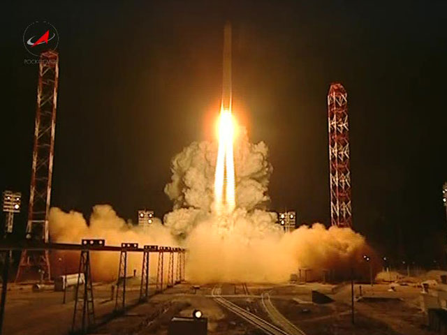 С космодрома Байконур стартовала ракета-носитель "Зенит-2SБ", которая выводит в космос автоматическую межпланетную станцию "Фобос-Грунт"
