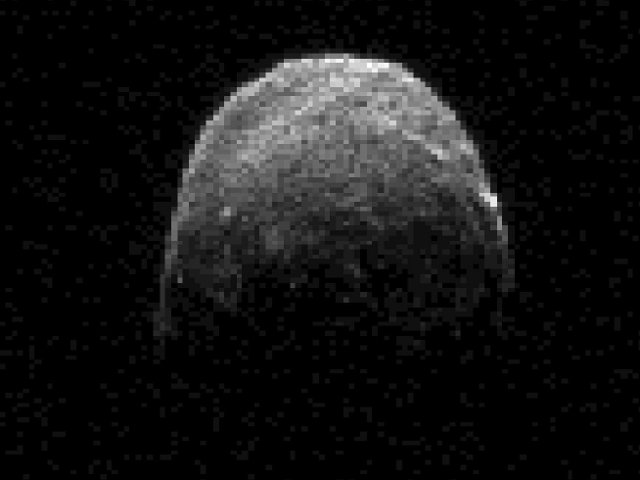 Астероид размером с авианосец благополучно миновал Землю на расстоянии 325,1 км от ее центра. Это чуть дальше от нашей планеты, чем рассчитывали в NASA