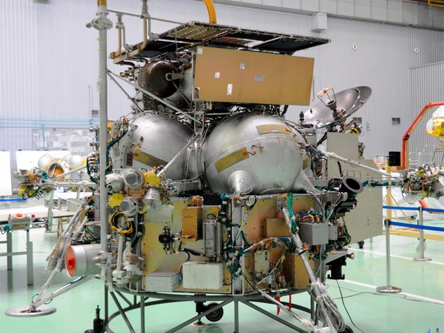 Автоматическая станция "Фобос-Грунт", стартовавшая с космодрома Байконур в ночь на среду, выйдя на земную орбиту, не смогла сориентироваться по солнцу и звездам и из-за этого не совершила два маневра по переходу на орбиту полета к Марсу