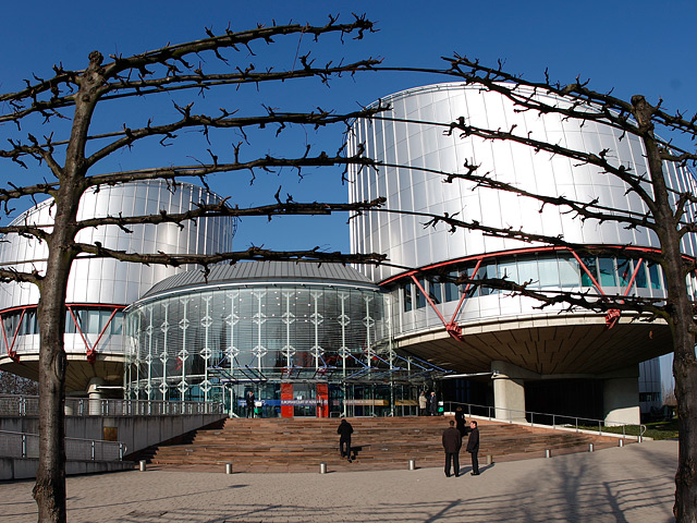 Европейский суд по правам человека (ЕСПЧ) удовлетворил три иска против России и обязал выплатить истцам около 87 тысяч евро