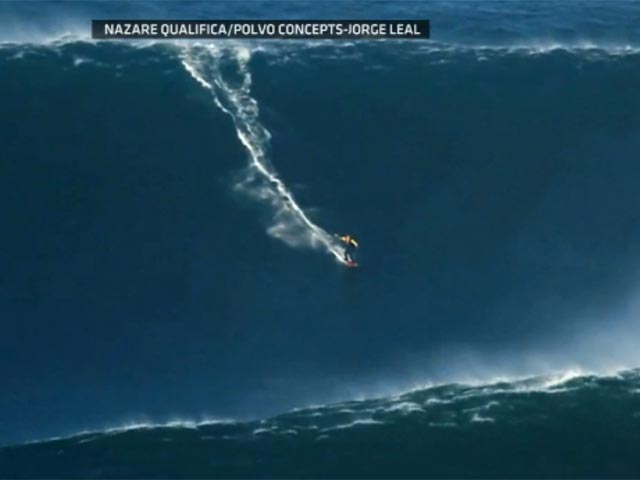 Известный гавайский экстремал Гаррет Макнамара неожиданно для себя установил мировой рекорд в серфинге, покорив волну высотой 90 футов (27,5 метров) у берегов португальского портового города Назара Каньон