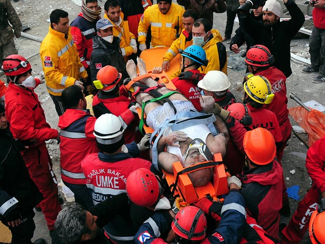 Число жертв нового землетрясения в провинции Ван на юго-востоке Турции возросло до 10 человек. По данным Управления по чрезвычайным ситуациям при правительстве страны, из-под завалов извлечены живыми 27 человек