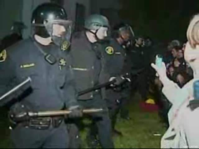 Десятки сторонников движения "Оккупируй Уолл-стрит" арестованы в ходе стычек с полицией на территории Калифорнийского университета в Беркли (север штата Калифорния)