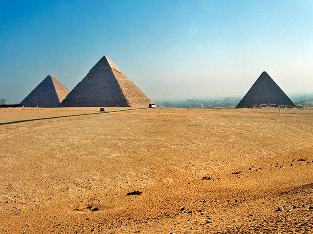 Великие древнеегипетские пирамиды в Гизе власти решили закрыть в "день шести единиц" - 11 ноября 2011 года - во избежание проведения там различных акций ритуального характера