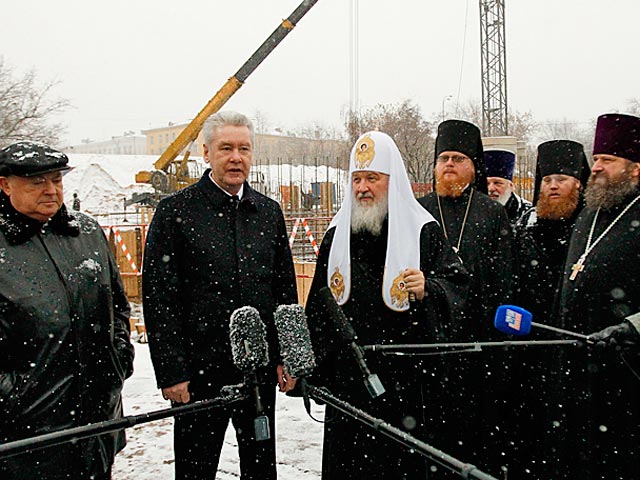 Патриарх и мэр Москвы побывали на строительстве храма у Театрального центра на Дубровке