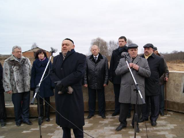На церемонии в Любавичах президент РЕК Юрий Каннер заявил: "Это не первый наш мемориал жертвам Холокоста, но первый, построенный совместными усилиями с христианами и соответствующий всем правилам российского законодательства и еврейской традиции"