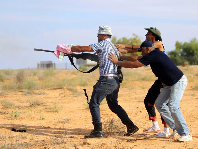 Возле Триполи вспыхнули бои между группировками повстанцев