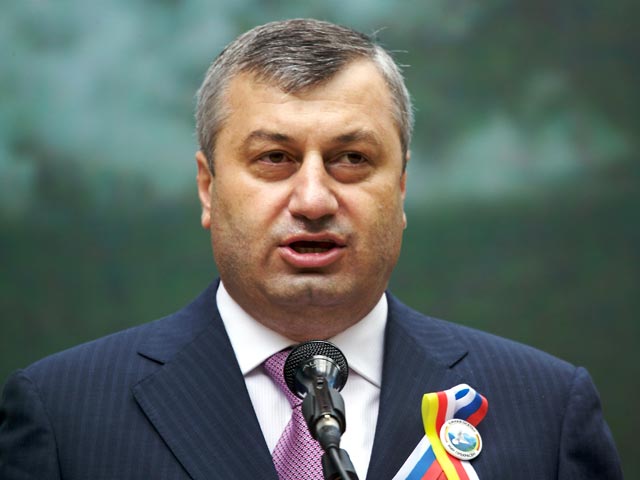Кокойты на выборах преемника проголосует за кандидата, обещавшего присоединить Южную Осетию к России