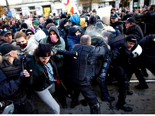 В Варшаве антифашисты пытались помешать маршу националистов, произошли столкновения с полицией