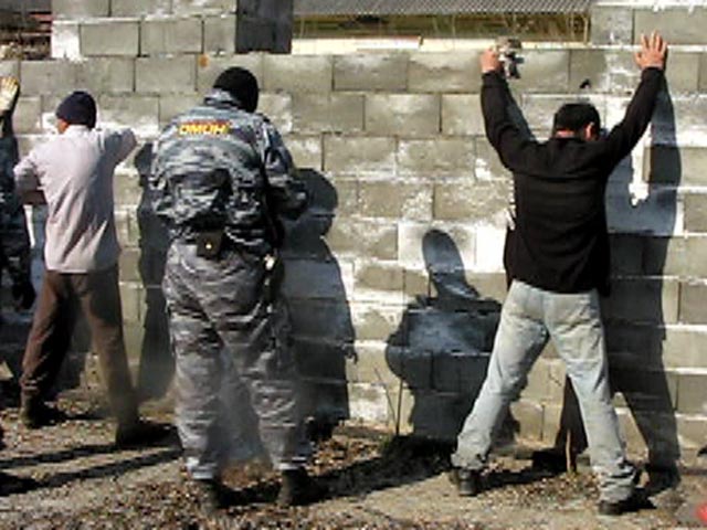 Фмс таджикистане. Таджики на стройке. Таджики узбеки в полиции. Мигранты из Таджикистана диаспора.